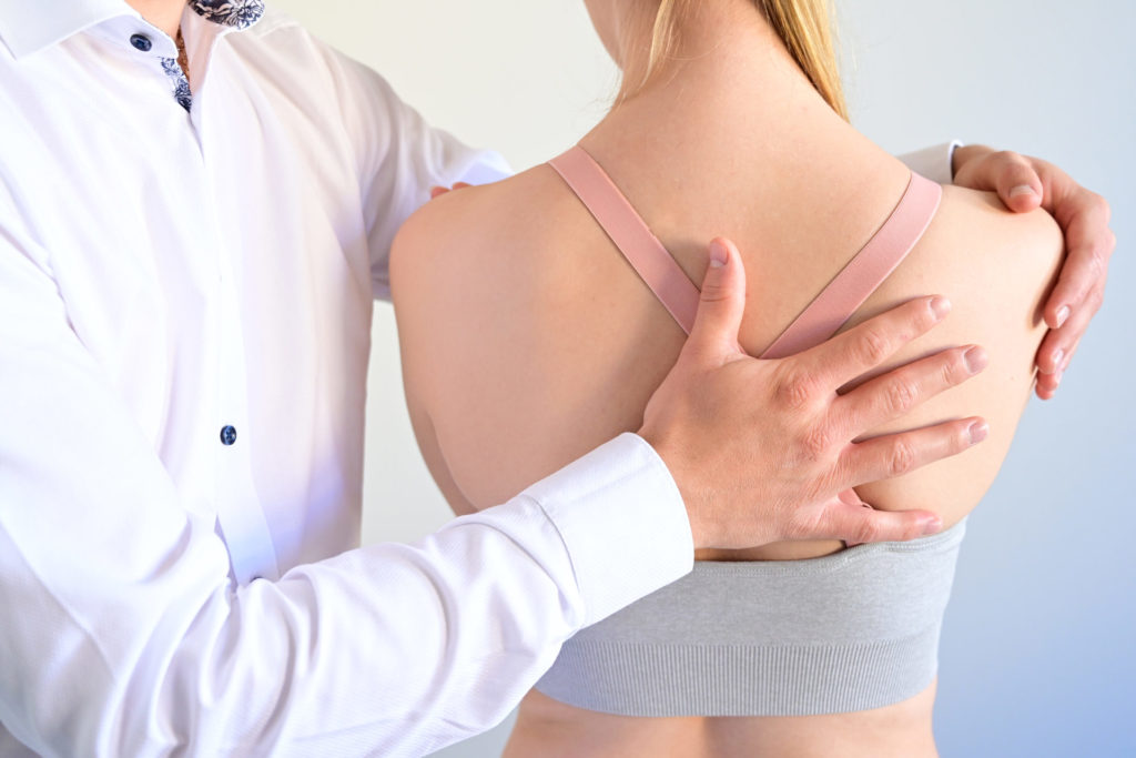 Was ist Osteopathie? - Behandlung Rücken